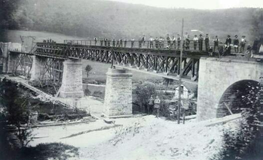 Bau der Eisenbahnbrücke