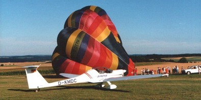 Segelflugzeug und Heißluftballon - Zeigt eine vergrößerte Version