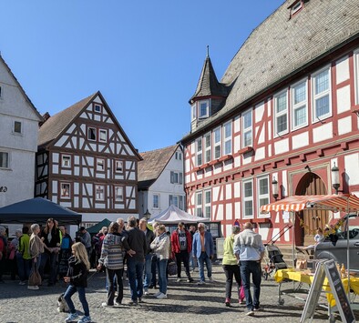 Markttreiben vor dem Rathaus