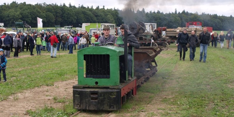 Bahnfahrt auf der Oldtimerausstellung 2015- Zeigt eine vergrößerte Version