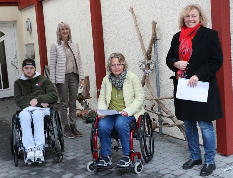  Bild von links nach rechts: Jan Linne, Christiane Enders-Pfeil als Leiterin des Familienzentrums, Carmen Rotter und Bürgermeisterin Claudia Blum bei der Überreichung der Berufungen, © Stadt Homberg (Ohm)