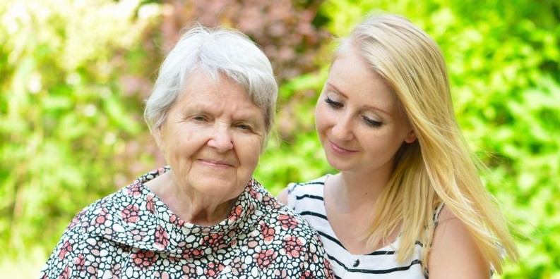 Seniorin mit Besuch Seniorin mit Besuch