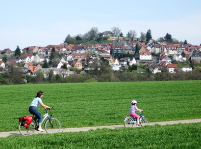Radfahrer vor der Silhouette Hombergs, (c) Kraus