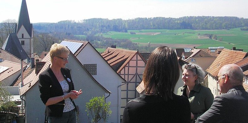 Gästeführerin mit Gruppe am Schloss