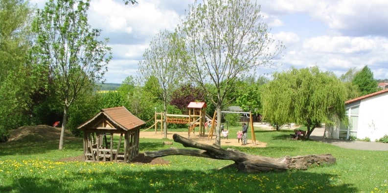Außengelände der Kindertageserinrichtung Hochstraße Außengelände - Zeigt eine vergrößerte Version
