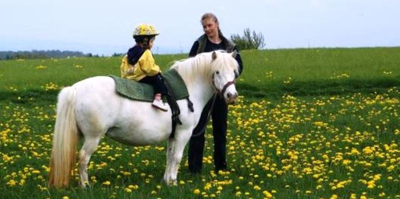 Kind auf Pony- Zeigt eine vergrößerte Version