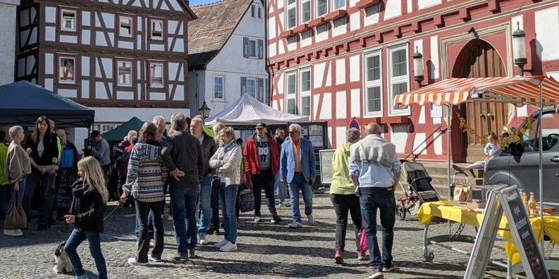 Markttreiben vor dem Rathaus