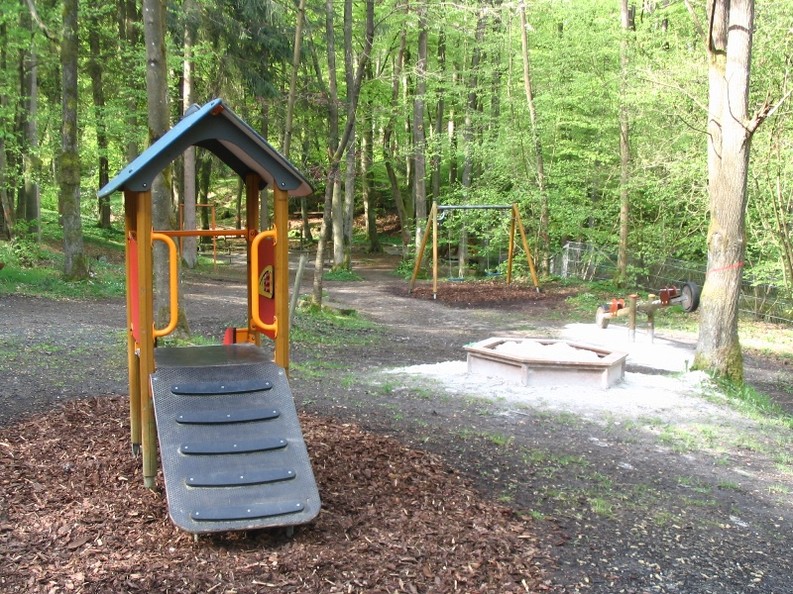 Spielgerät am Waldspielplatz- Zeigt eine vergrößerte Version