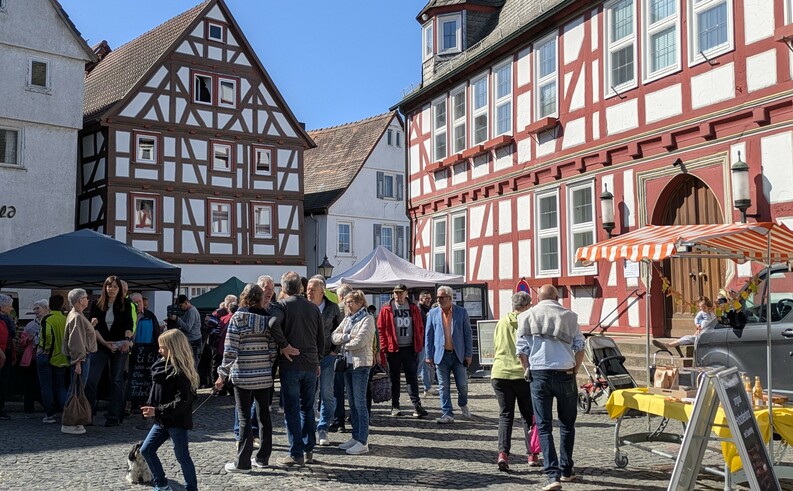 Markttreiben vor dem Rathaus