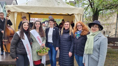 Bürgermeisterin Ried mit Vorstandsmitgliedern des Gewerbevereins und Apfelkönigin und Apfelprinzessin