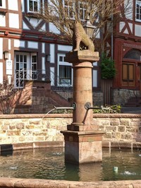 Marktbrunnen- Zeigt eine vergrößerte Version