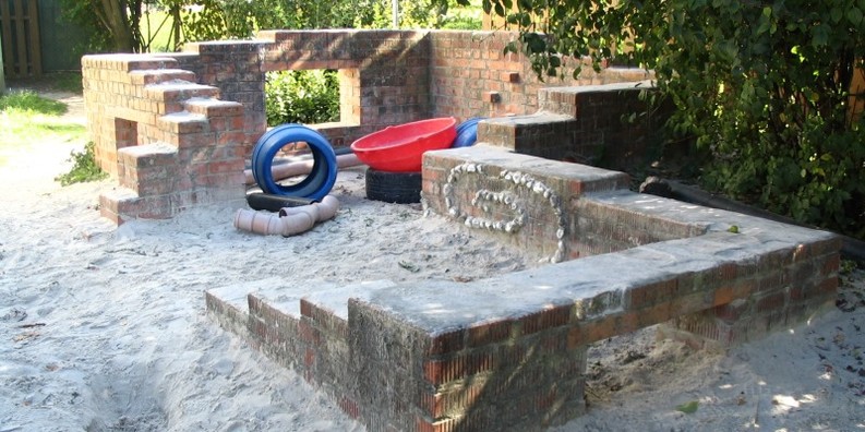 Außenspielbereich "Ruine" Außenspielbereich "Ruine" - Zeigt eine vergrößerte Version